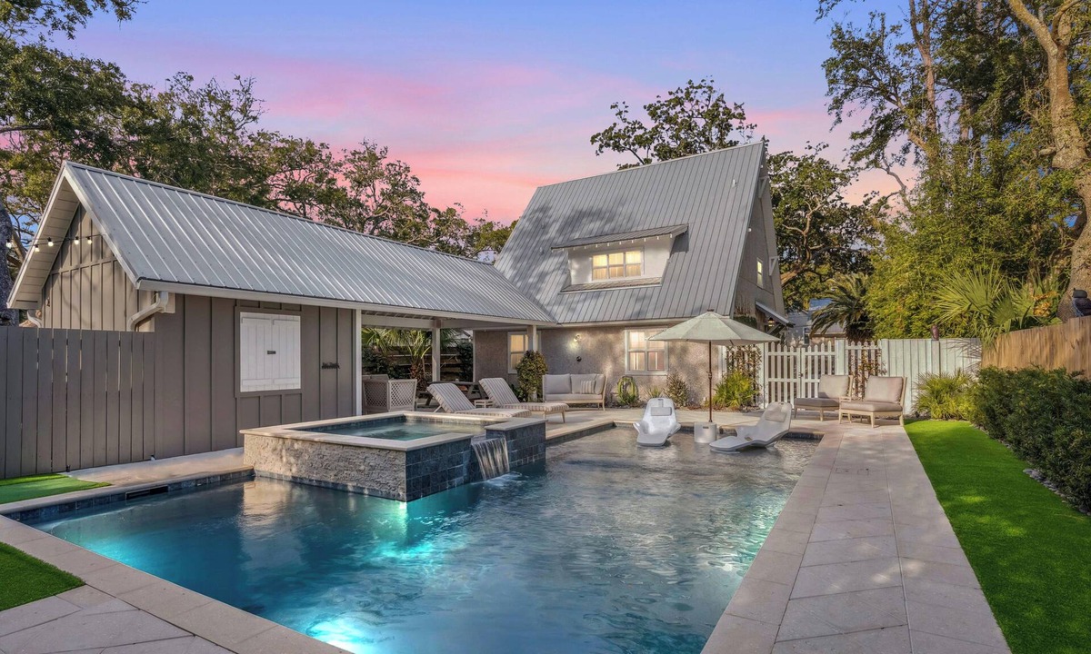 East Beach House | East Beach Retreat near Gould’s Inlet Beach Access – sleeps 6