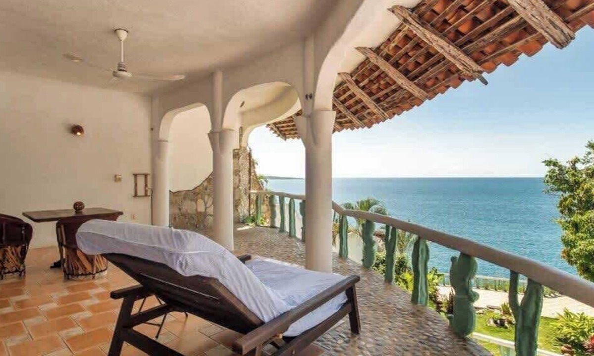 Hidalgo Apartment | El Faro Apt | Sweeping Views, Pool & 3 Bedrooms
