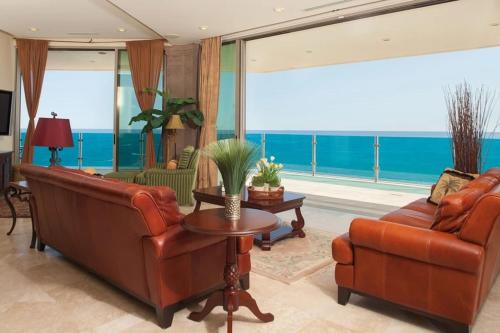 Sandy Beach Apartment | End Unit Penthouse at Esmeralda Private Jacuzzi