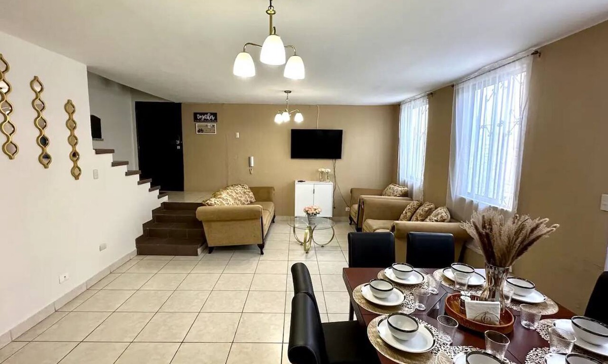 Zona 11 House | *Entire house/5 rooms/6 beds/2.5 bathrooms/2 garages