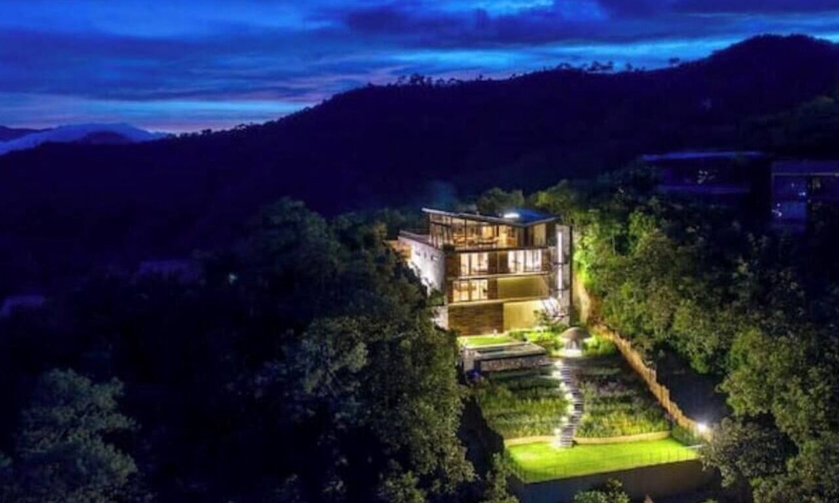 El Santuario House | Exclusive home in El Santuario, with a view of the lake
