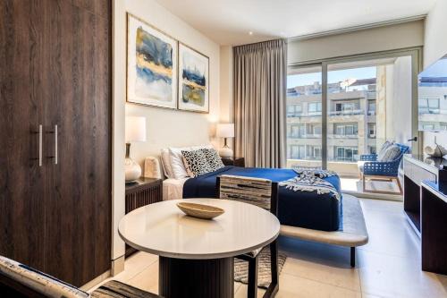 El Tezal House | Exquisite Apartment with Balcony, TV, WiFi, Heated Pool & Gym/Fitness Room