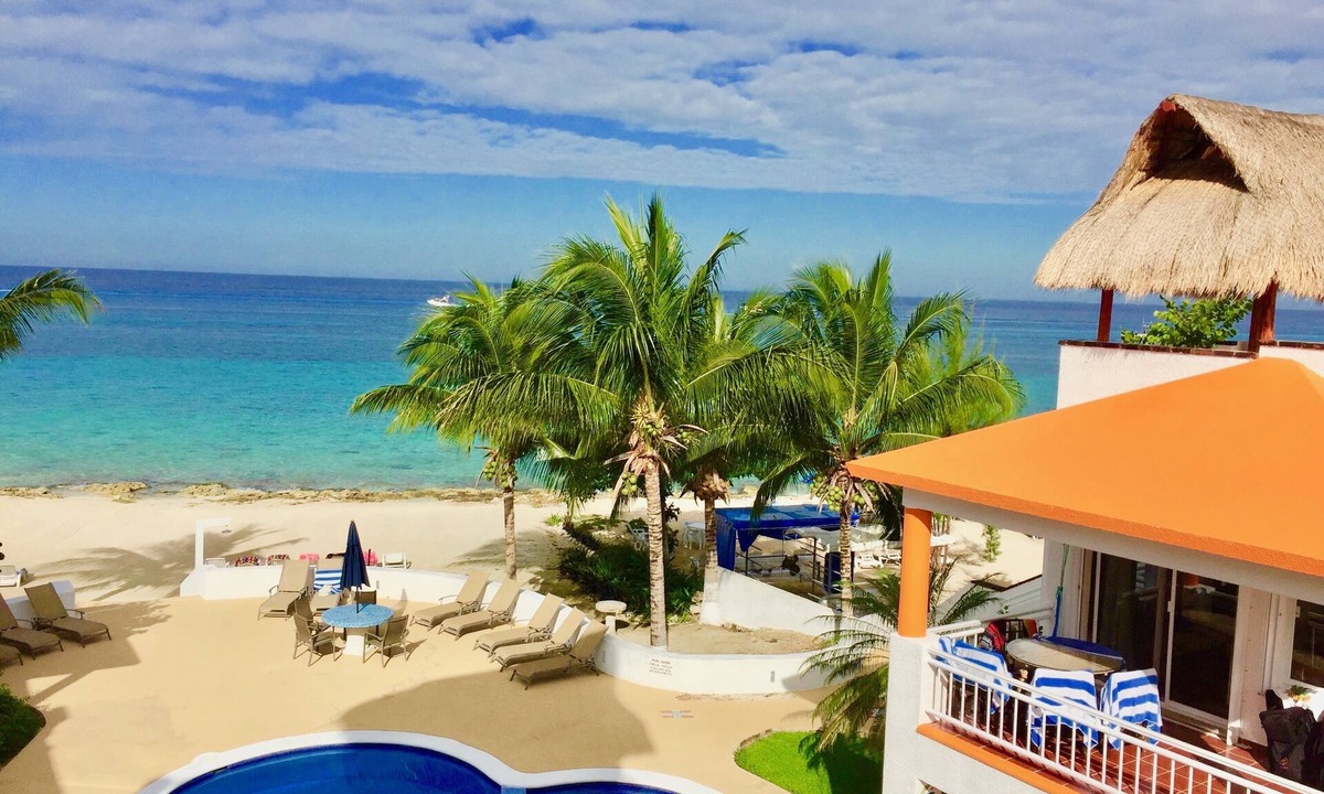 Cozumel Condo | First floor. Beach House. Private beach. Next to Chankanaab. AC. Free Wifi. Gril
