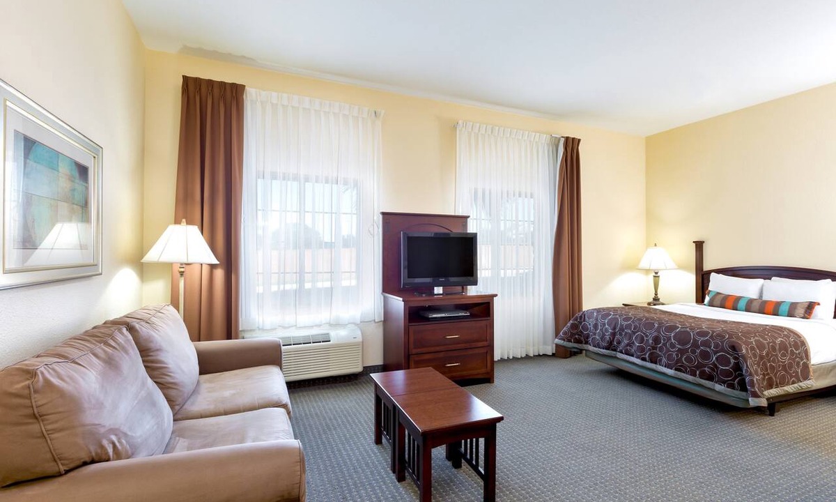 McAllen Apartment | Free Breakfast. Outdoor Pool & Hot Tub. Quick Drive to the University of Texas Rio Grande Valley!