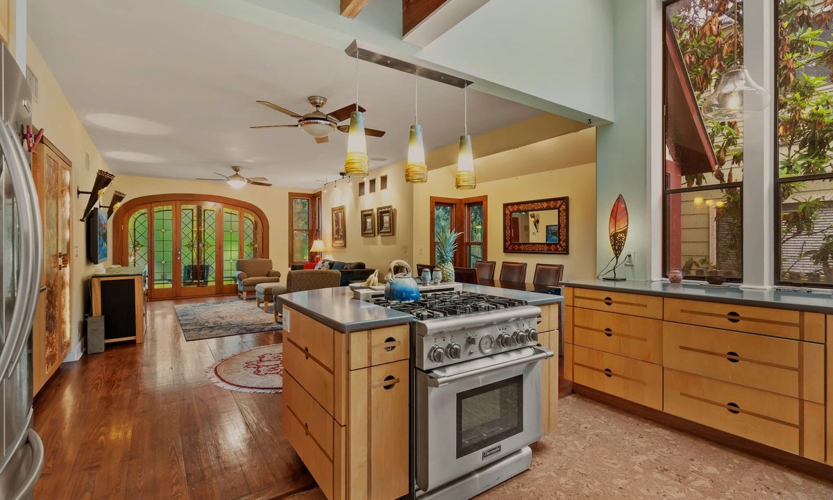 Bouldin House | Fun House in a Fantastic Location w Hot Tub, Great for Groups
