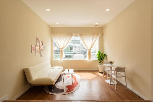District 11 Hotel | Gô Home