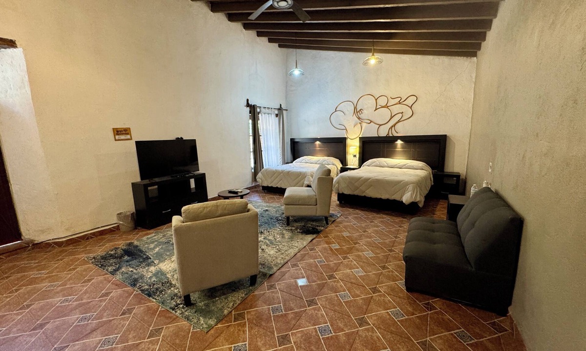 Tepoztlan Cottage | Galley downtown Tepoztlan with parking lot