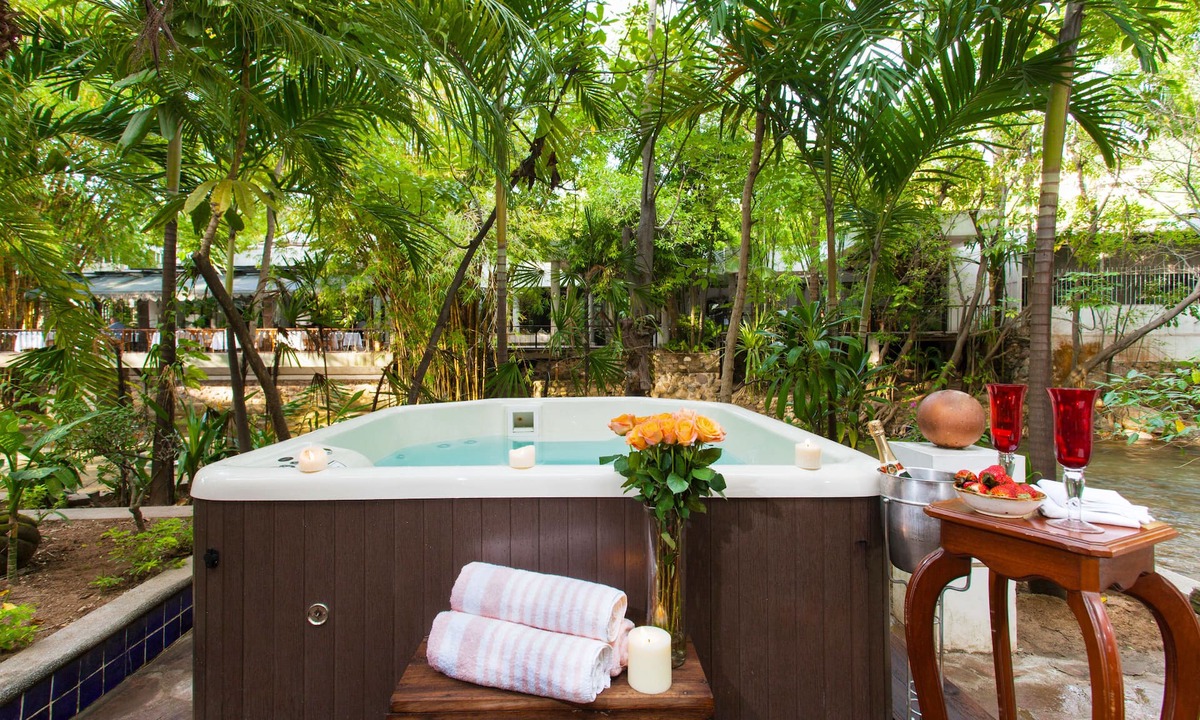 Emiliano Zapata Bed & Breakfast | Garlands del Rio Riverside Boutique Hotel