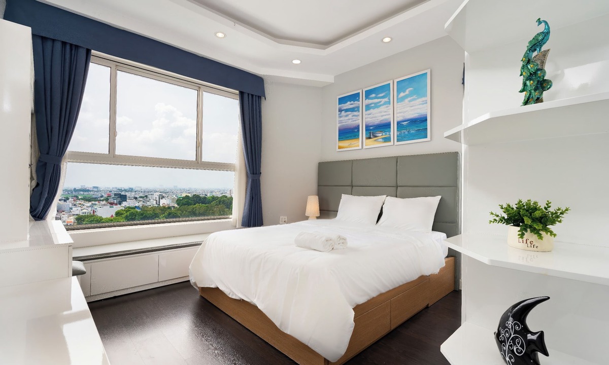 Phu Nhuan Condo | Golden Mansion - Transit Apt Free POOL & GYM