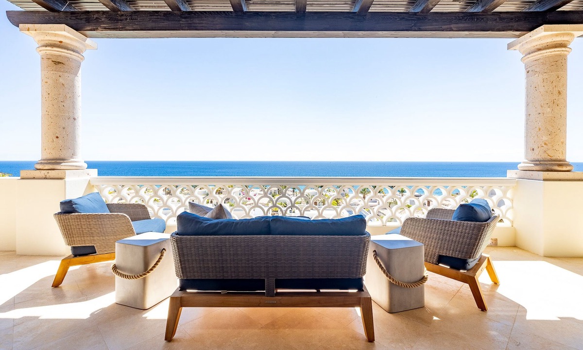 Buzzards Condo | Gorgeous penthouse with pool and jacuzzi amenities