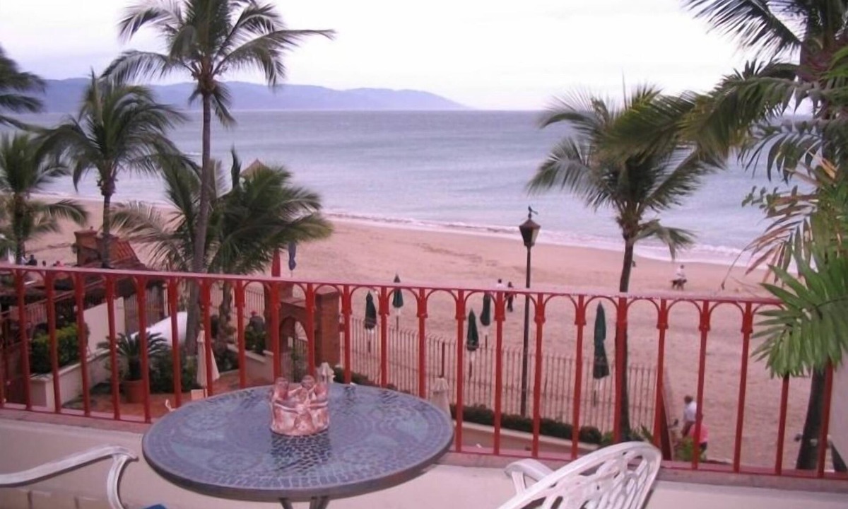 Emiliano Zapata Condo | Gorgeous Romantic Zone condo ACTUALLY on the Beach with Spectacular View!