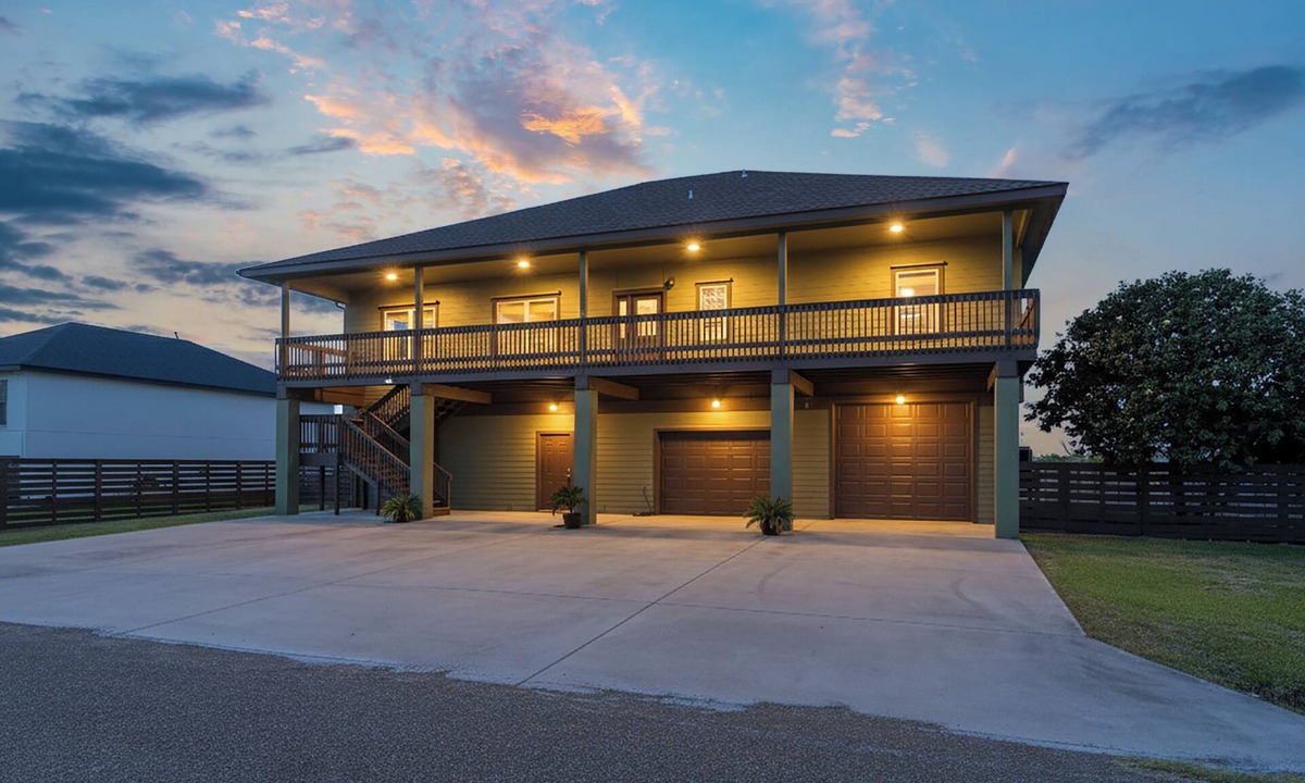 Port Mansfield House | Grand House with Views!