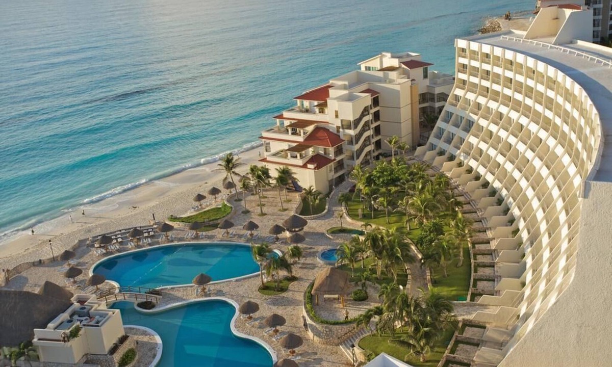 Punta Cancun Resort | Grand Resort in Captivating Cancún with Air Conditioning, Gym and WiFi