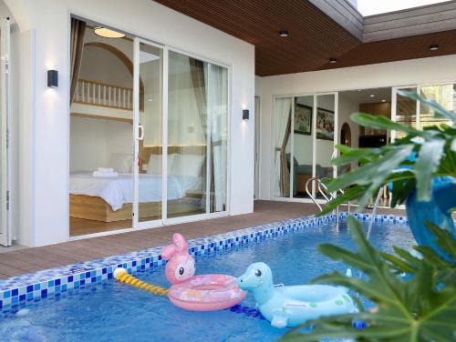 Phan Thiet House | Green Jungle Villa - Phù Hợp Gia Đình Từ 10 - 20 Người Lớn & Trẻ Em - Sân BBQ Đậu Được Xe ô tô 16 chỗ- Hồ bơi riêng- 5 Phút Đi Bộ Đến Biển - 5 Phút Đến Chợ Hải Sản Phú Thuỷ- Hồ Cá Koi