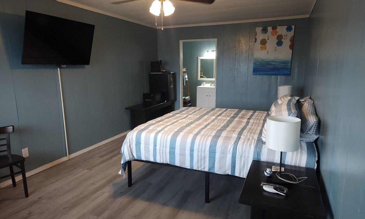 Port Mansfield Hotel | Ground Floor King Suite close to boat ramps.