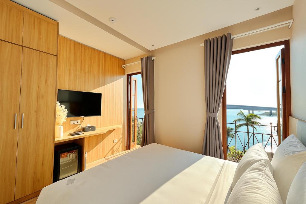 Ong Lang Resort | HANZ Lagoon Sunset Hotel
