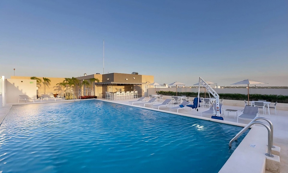 Xcumpich House | Haven of Relaxation! Free Breakfast and Parking, Outdoor Pool, Pets Allowed!