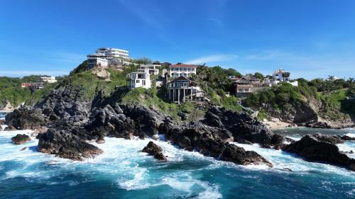 Cuatunalco Bed & Breakfast | Hotel Luz de Mar ' right on the beach