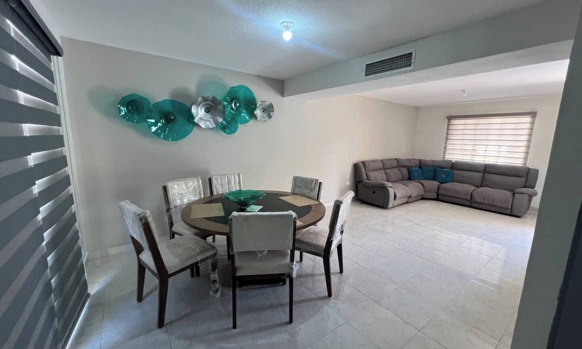 La Noria House | House in residential area, near TSM