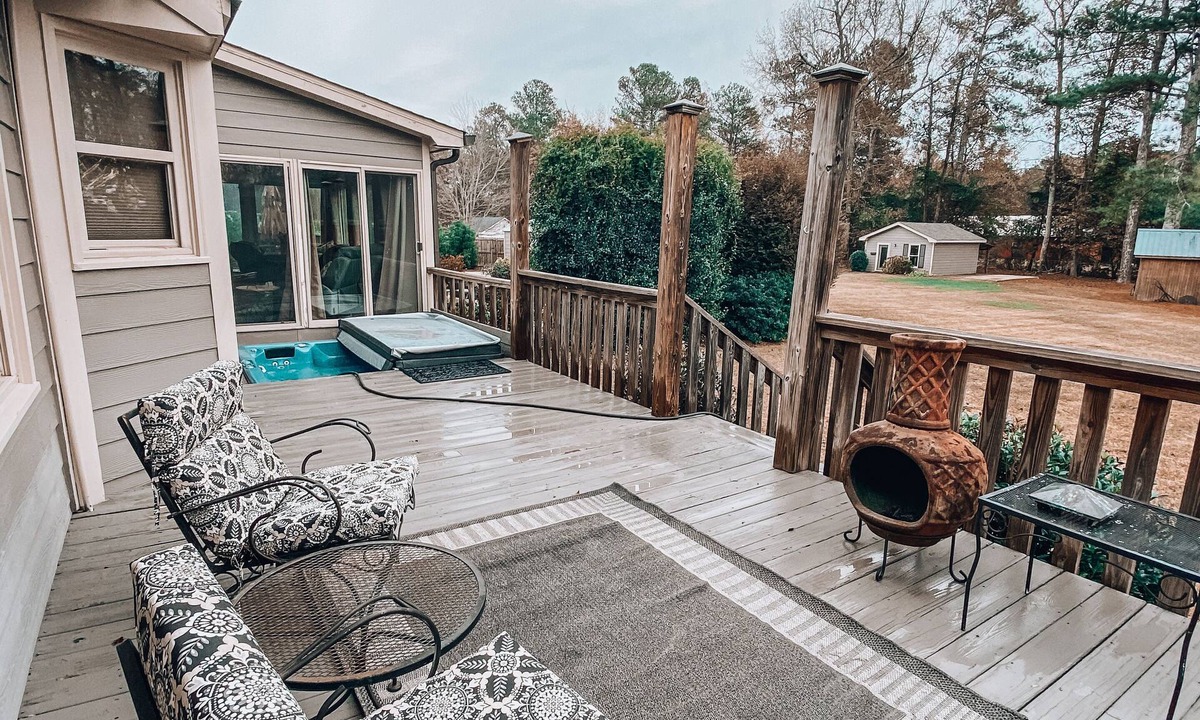 Loganville House | Huge Home, Fire Pit, Hot Tub, New Weber Grill, 2 min from Kroger, 2 Living rooms