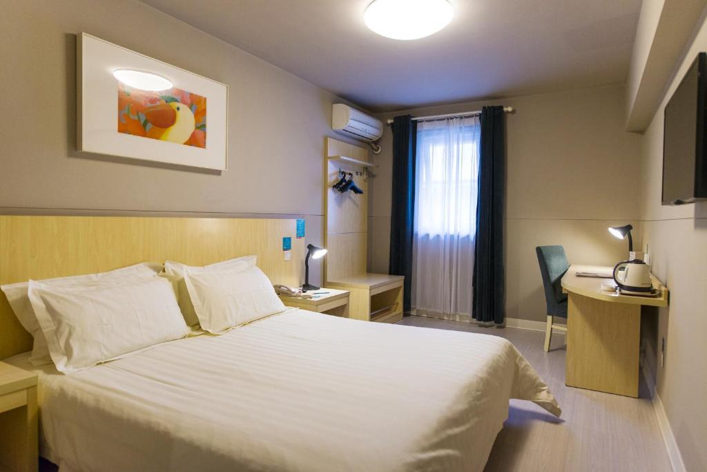 Mingsha Mountain and Crescent Spring Hotel | Jinjiang Inn Select Dunhuang Miaojie