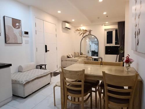 Phuong 8 Apartment | La Vela - Quiet Corner 2BR Apt - City center