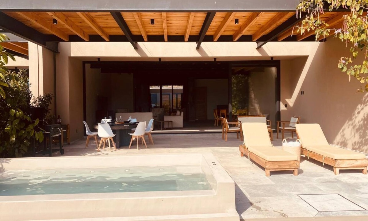 El Santuario House | Lake house with Jacuzzi, pool and paddle court.