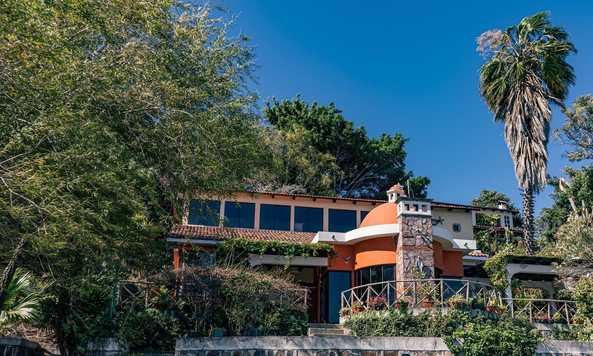 San Pedro La Laguna Villa | Lakefront Villa with Jacuzzi and Basketball Court