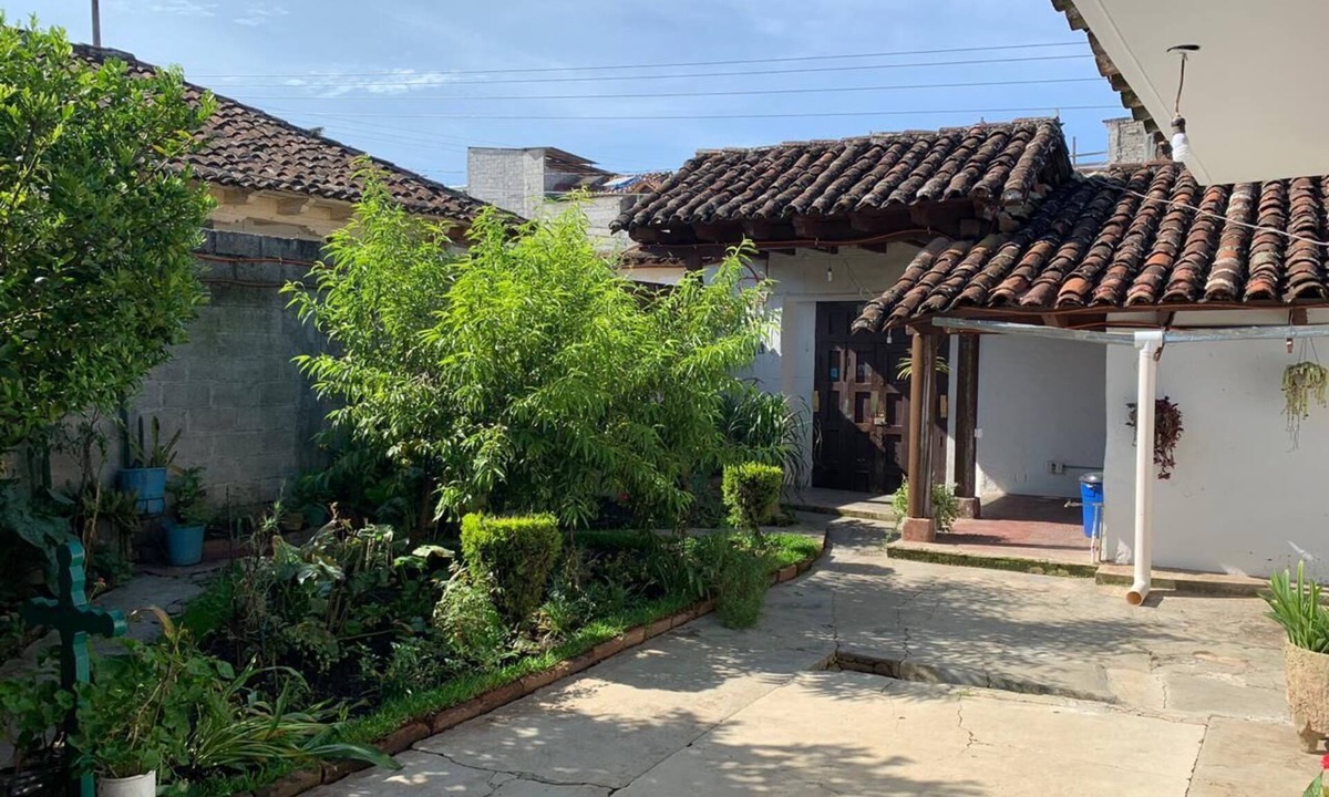 De Guadalupe House | Large colonial house with garden in downtown area