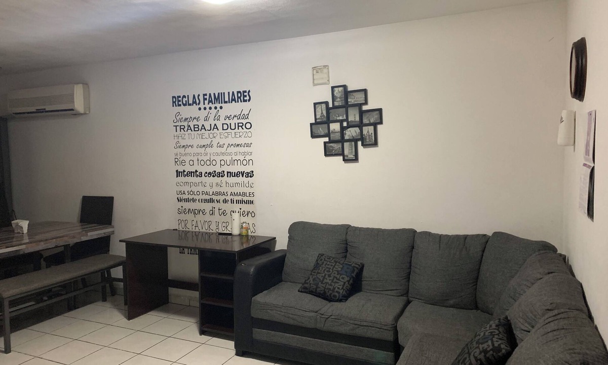 San Nicolas de los Garza House | Large 8 Bed House 15 min from Airport with WI-FI and A/C in Industrial Zone