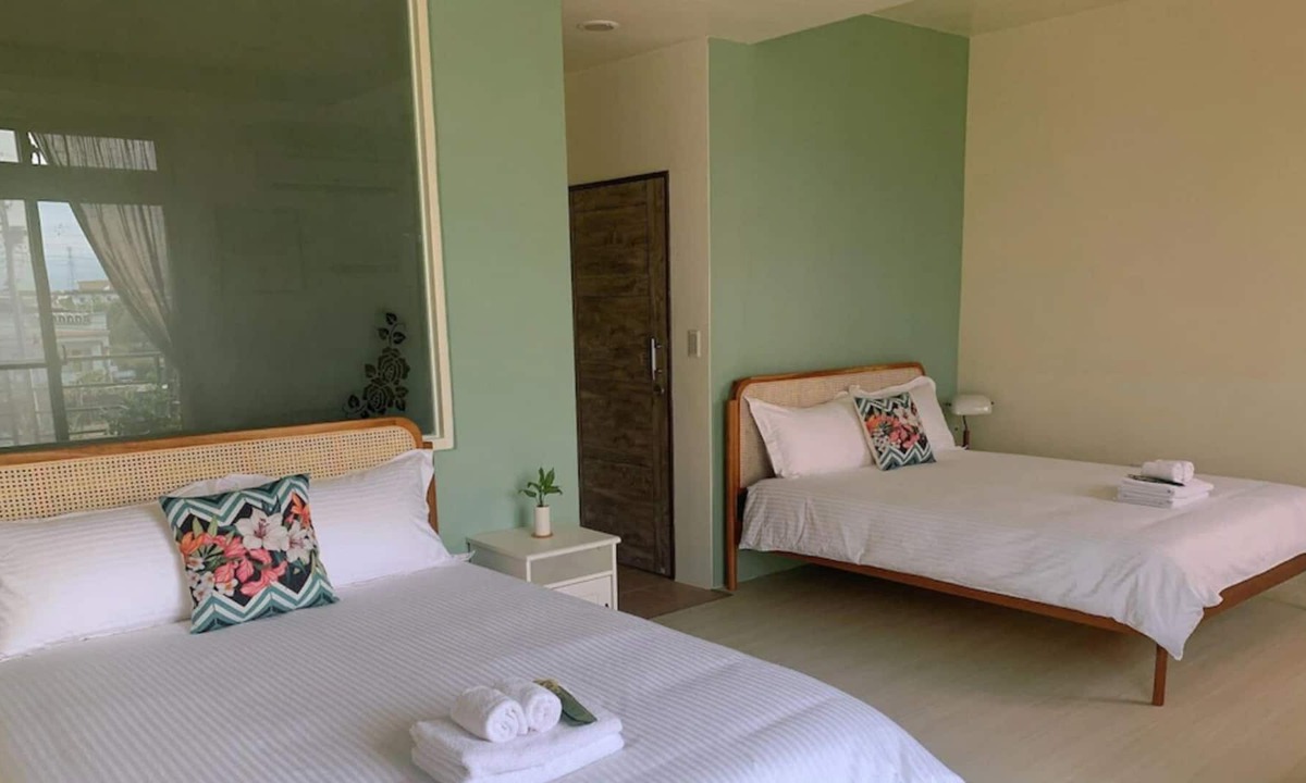 Dongshan Bed & Breakfast | Light home 寧靜生活 近羅東 6-8人 可開伙聚餐 桌遊 免費車位 歡迎預訂