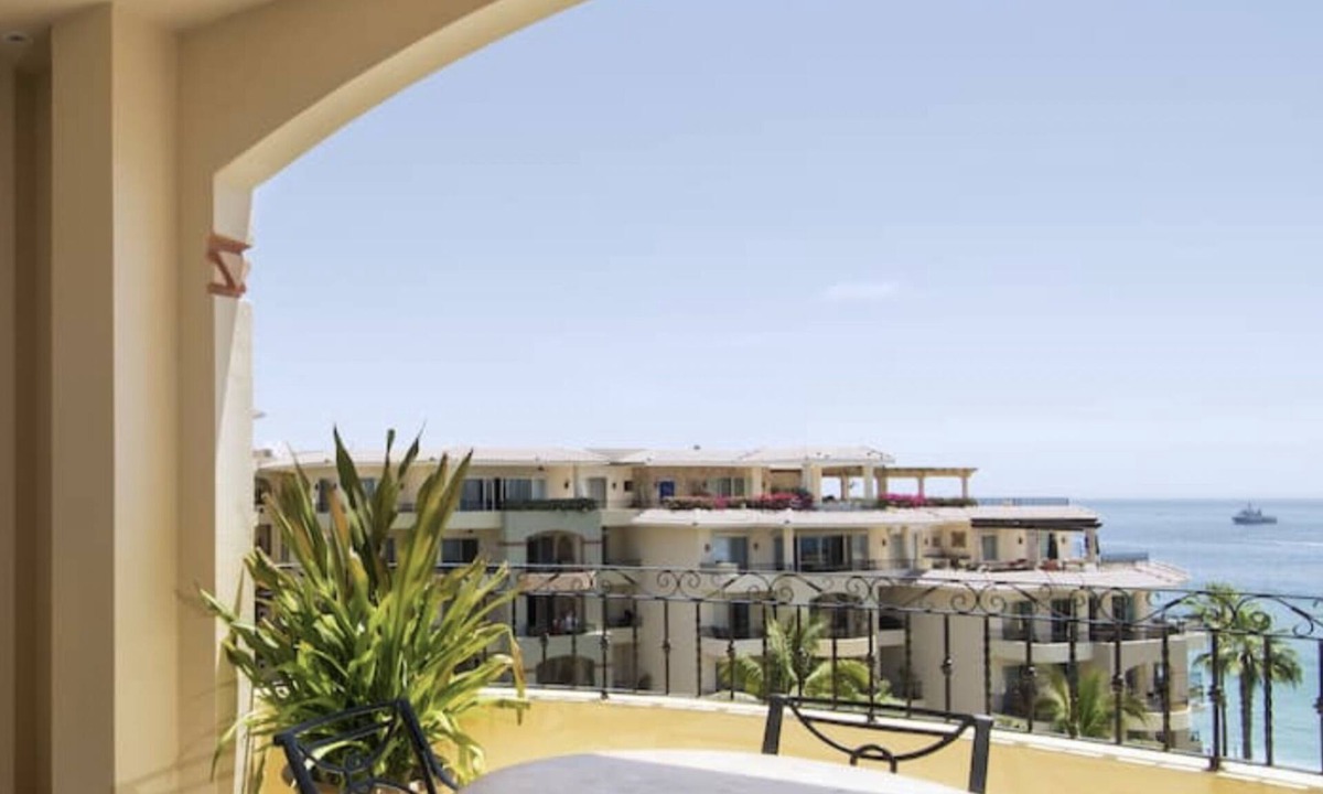 Centro Resort | Located on the pristine medano beach