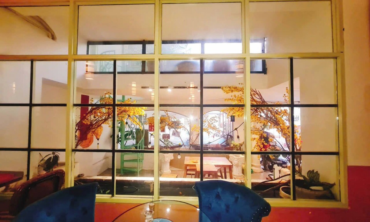 District 10 House | Long term leasing for expat - Family room with small kitchen