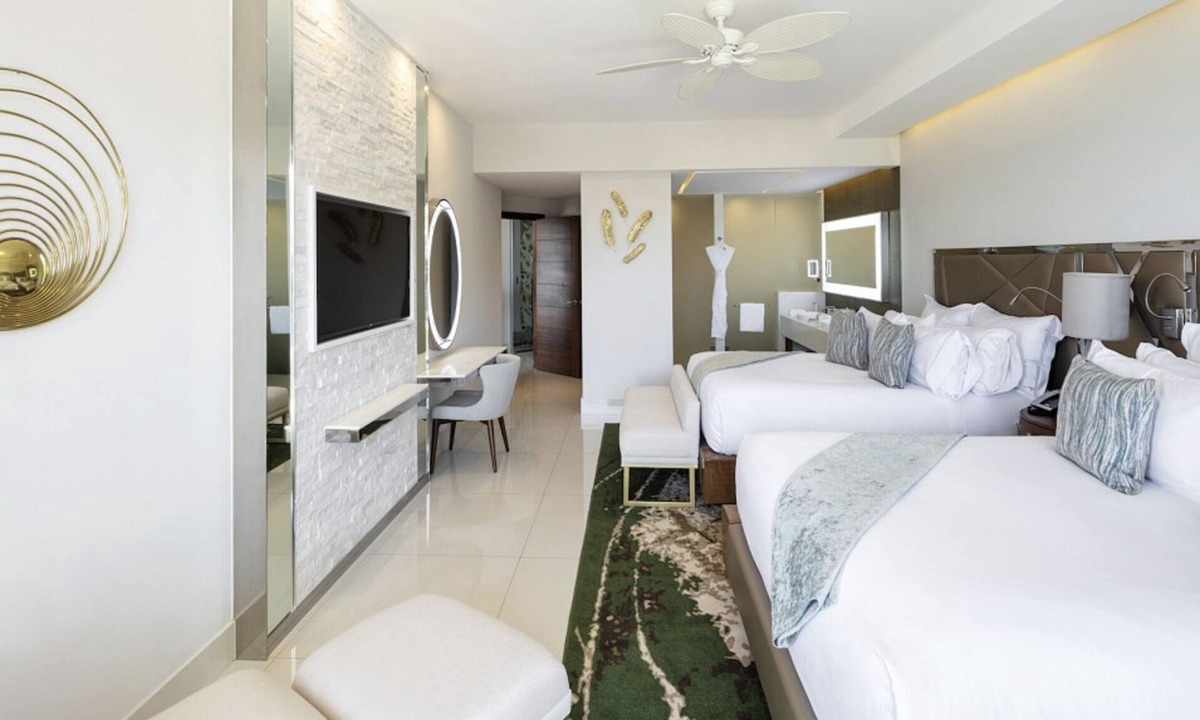 Cabo San Lucas Resort | Luxurious 3 Bedroom Oceanfront right on the beach of Cabo!