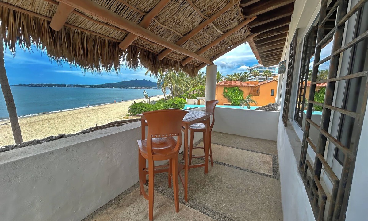 Bucerias House | Luxurious Swimming Pool, one step to the beach, close Restaurants
