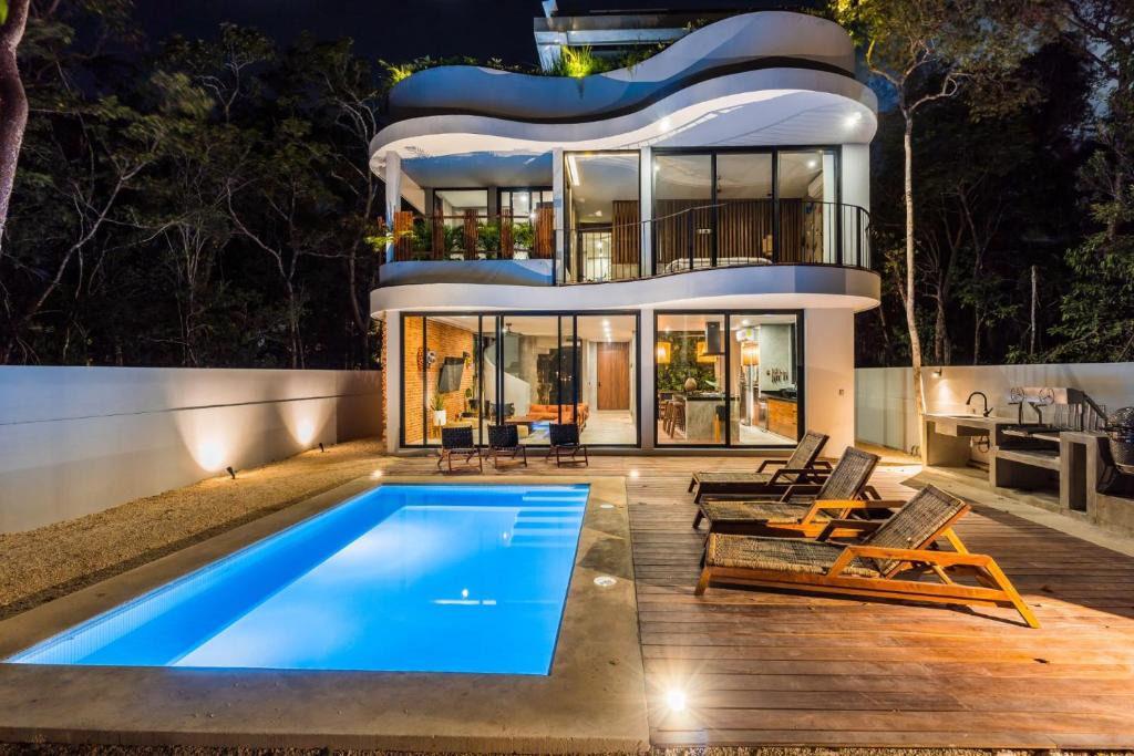 Zama Villa | Luxury 4BR Eco Villa 10ppl Outdoor Pizza Oven - Private Pool & Jacuzzi