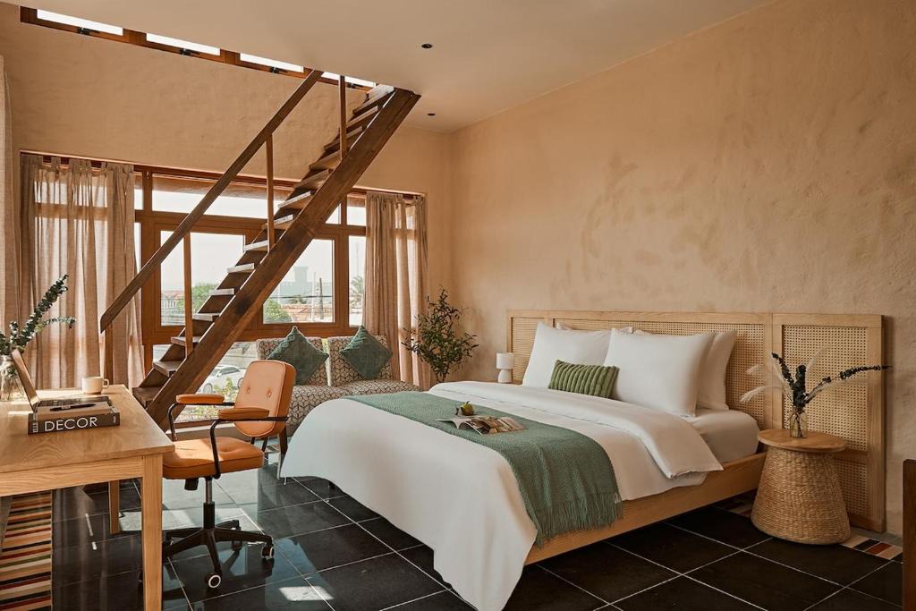 Dong Hoa Villa | Luxury Beach View Pool hot tub Villa for Long Stay