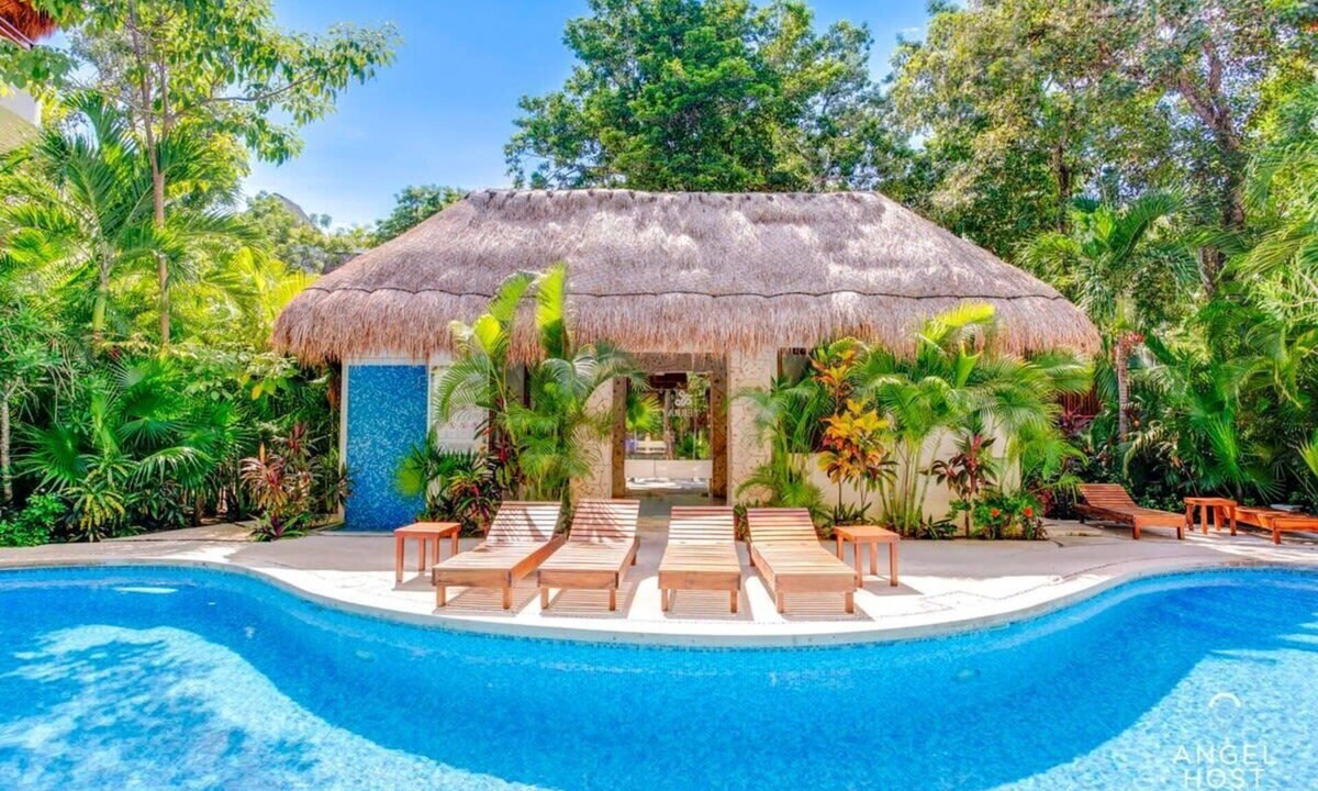 Zama Condo | Luxury Condo:Private Rooftop& Jacuzzi,Near Beach