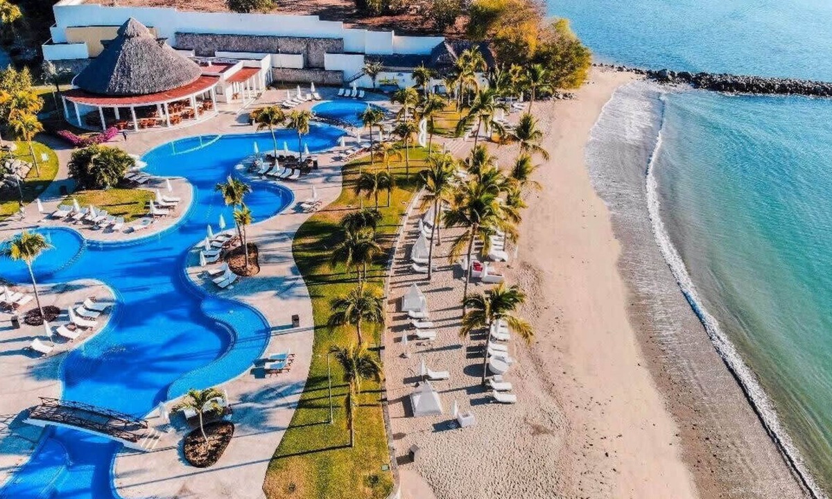 La Cruz de Huanacaxtle Villa | Luxury Family Villa w Large Pool & Beach Club