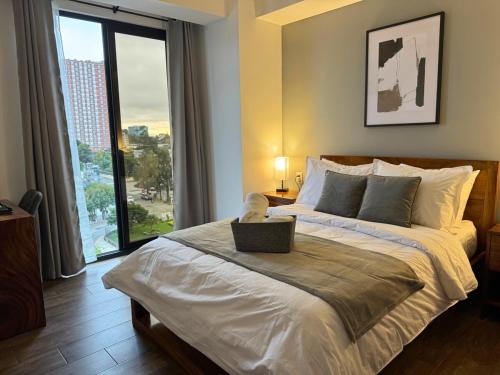 Zona 10 Apartment | Luxury One-Bedroom City Views, Pool & AC