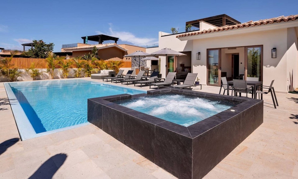 Los Cabos Villa | Luxury Villa | Large Pool, Jacuzzi & Putting Green