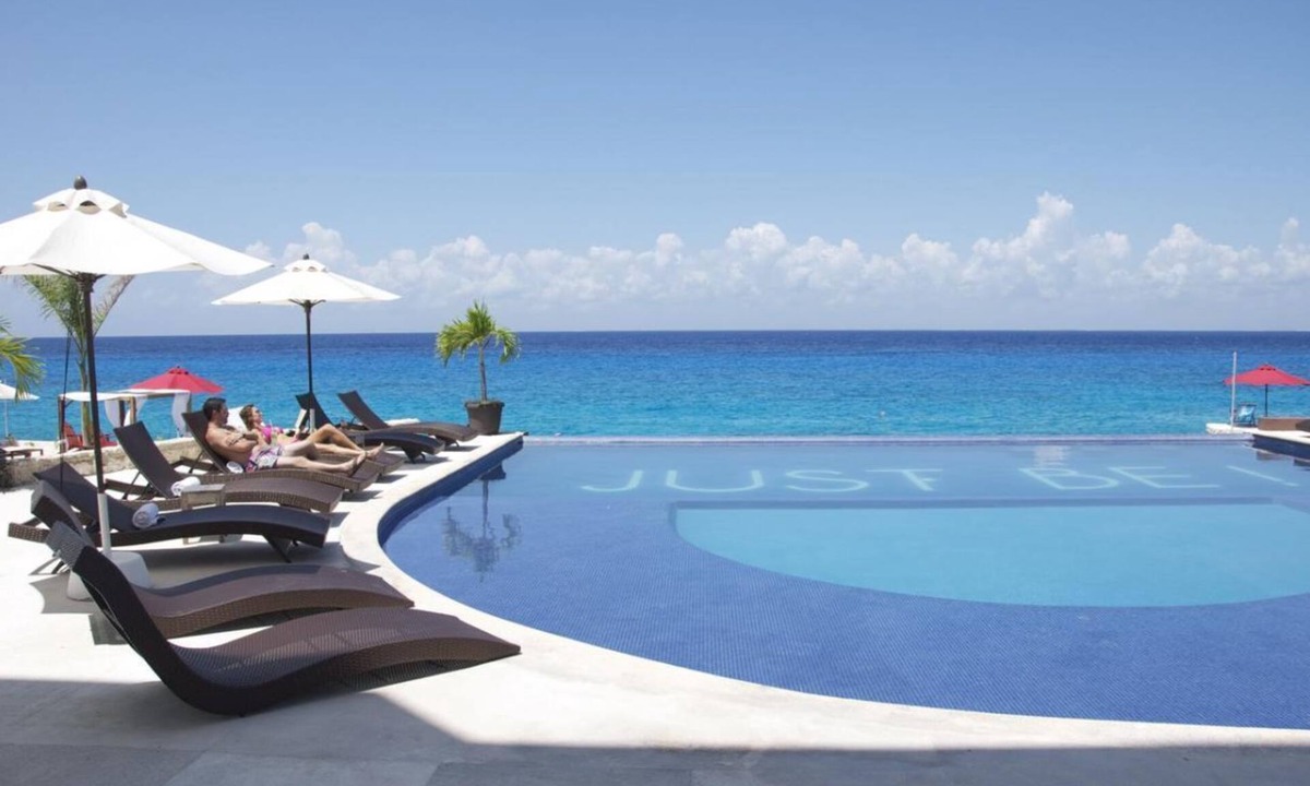 Zona Hotelera Norte House | Making The Best Memories Along The Way! Free Parking, Free Breakfast, Pools