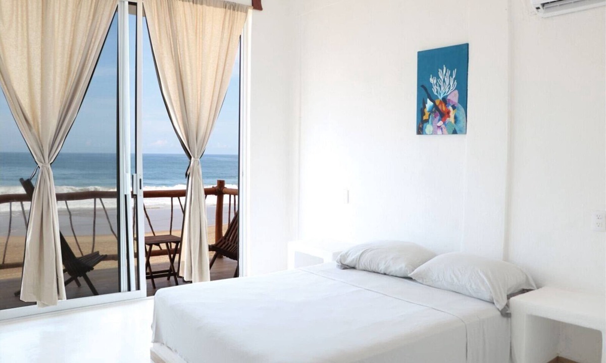 Zihuatanejo Hotel | Master Suite Beachfront