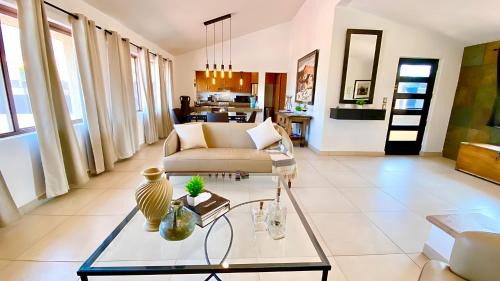 San Antonio Tlayacapan House | Modern 3-Bedroom Retreat in Ajijic-Walk To Everything-Gym-Pickleball-Golf Cart