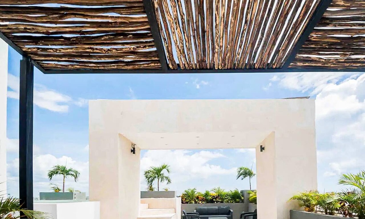 Zazil-ha Apartment | Modern Stay - Rooftop Pool - Walk to Beach & 5th