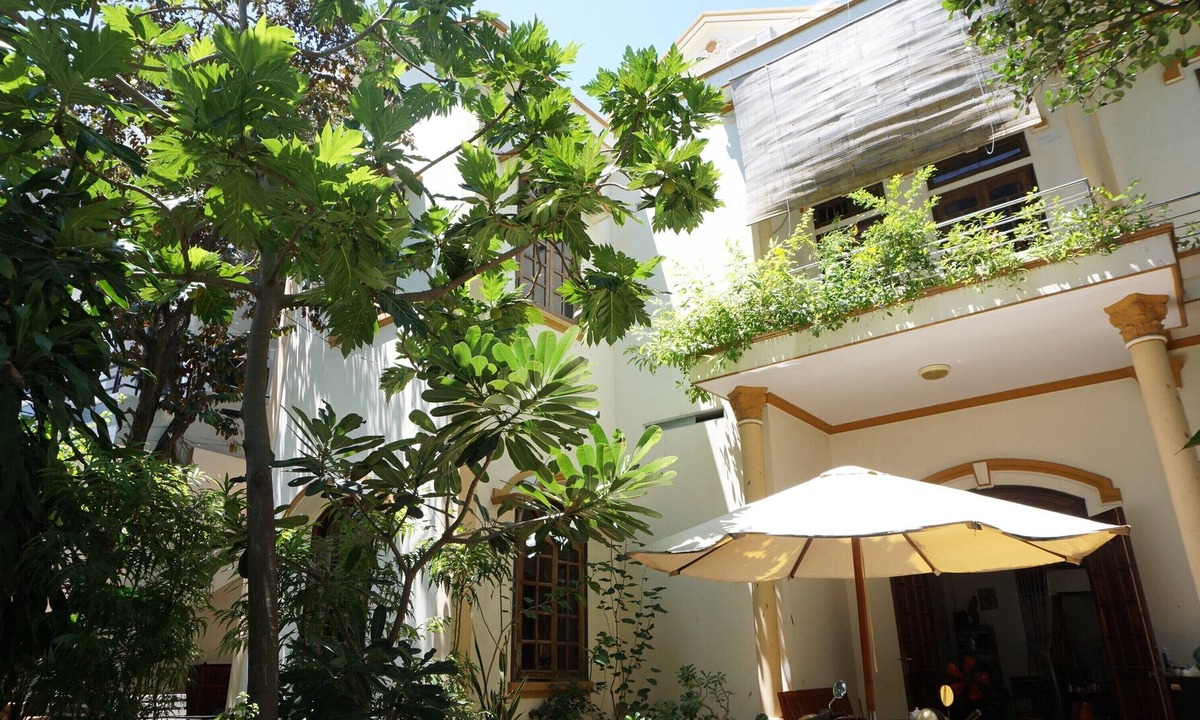 Tran Phu Beach House | Moon house tropical garden - West side