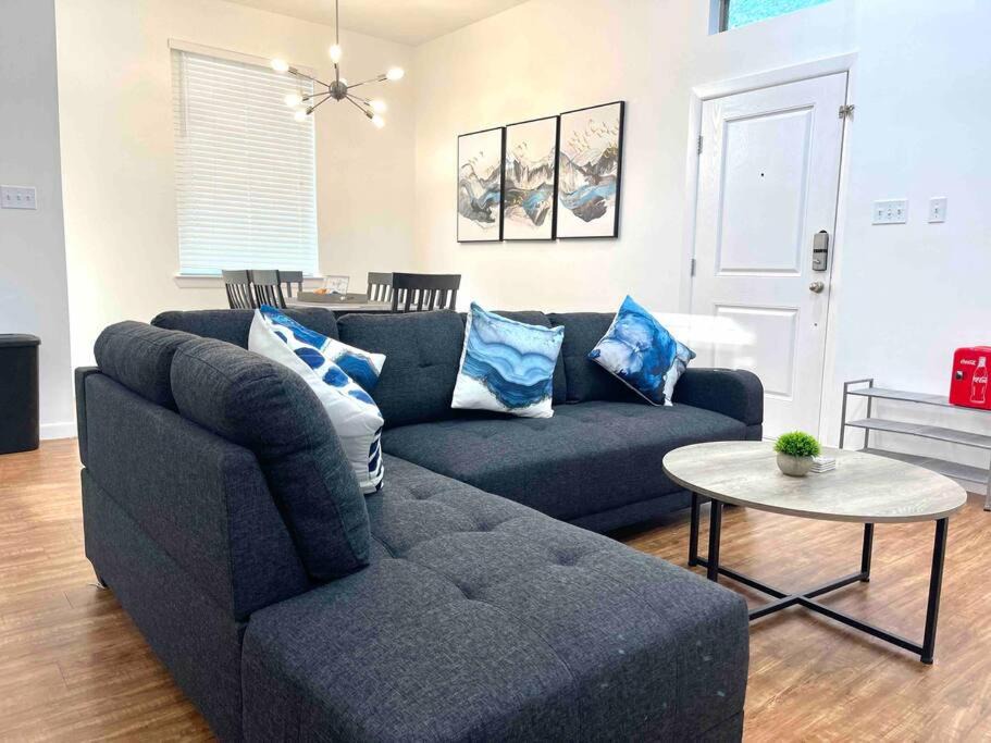 McAllen Apartment | NEW! 5 min from Mall, Airport, and Dinning!