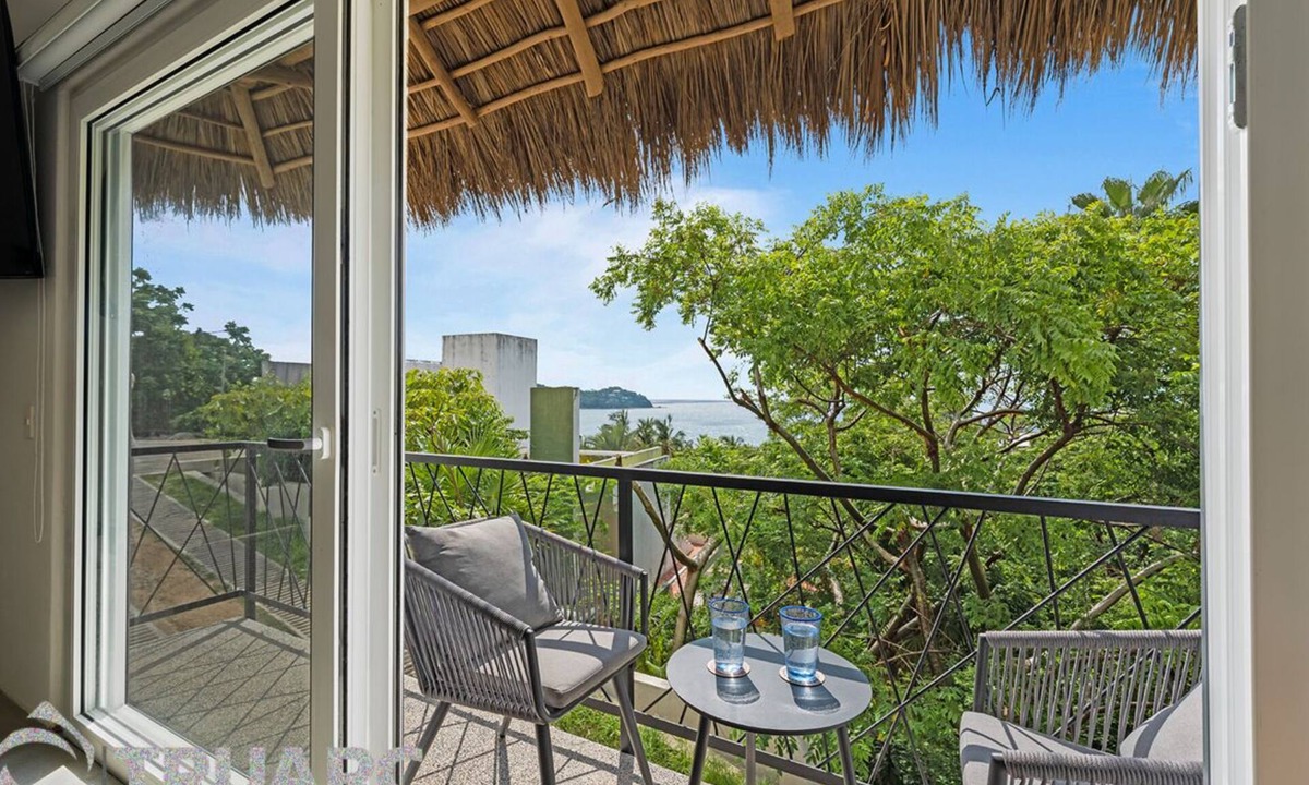 North End House | "New Lux August '24 Bungalow-Jungle ocean views, King bed, Starlink, 75" screen.