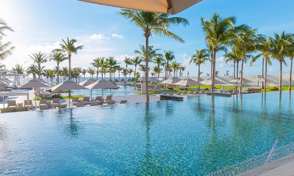 Playa Mujeres Apartment | Oceanfront Paradise: Stunning 2-Bedroom Suite in Luxurious 5 Star Resort