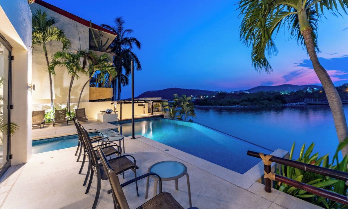 Crucecita Villa | Oceanfront Villa with Infinity Pool & Swim-Up Bar